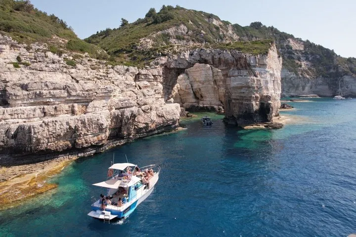 Speedboat moored at a white-pebble beach on Antipaxos on a semi-private Corfu boat tour to Paxos